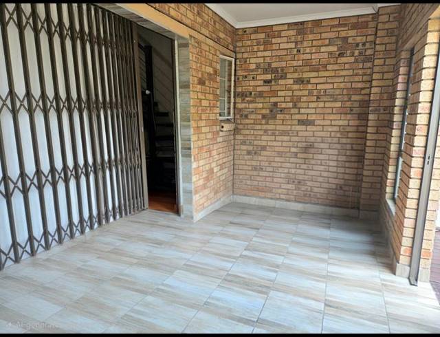2 BEDROOM TOWNHOUSE FOR SALE IN ROOIHUISKRAAL NORTH